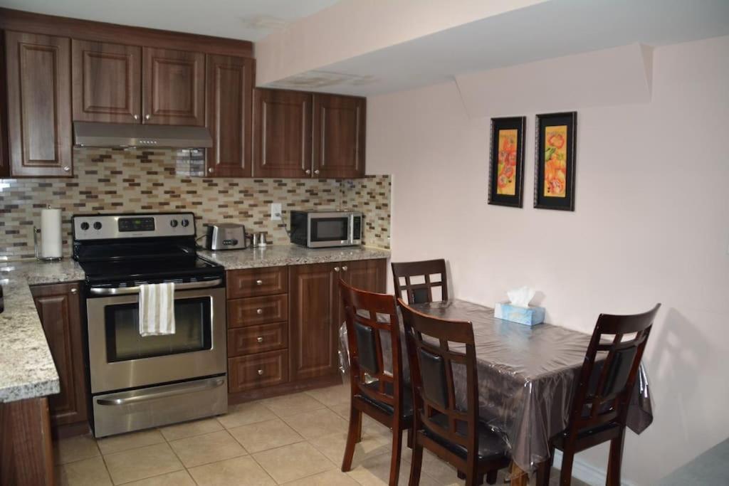 Beautiful And Spacious Basement Apartment Brampton Exterior foto